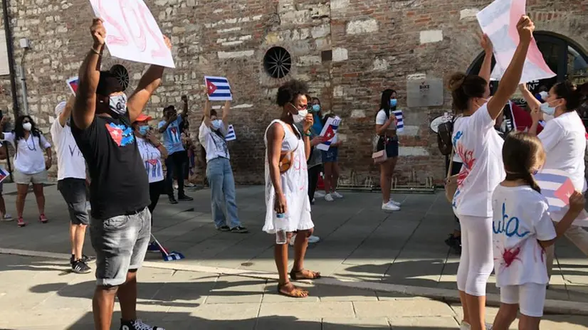 Cubani in manifestazione a Brescia