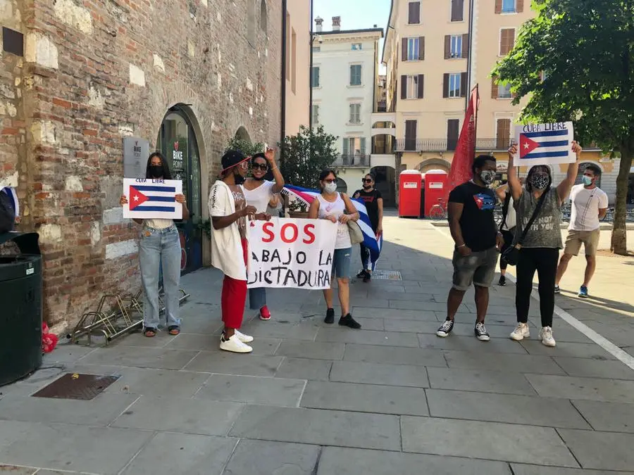 Cubani in manifestazione a Brescia