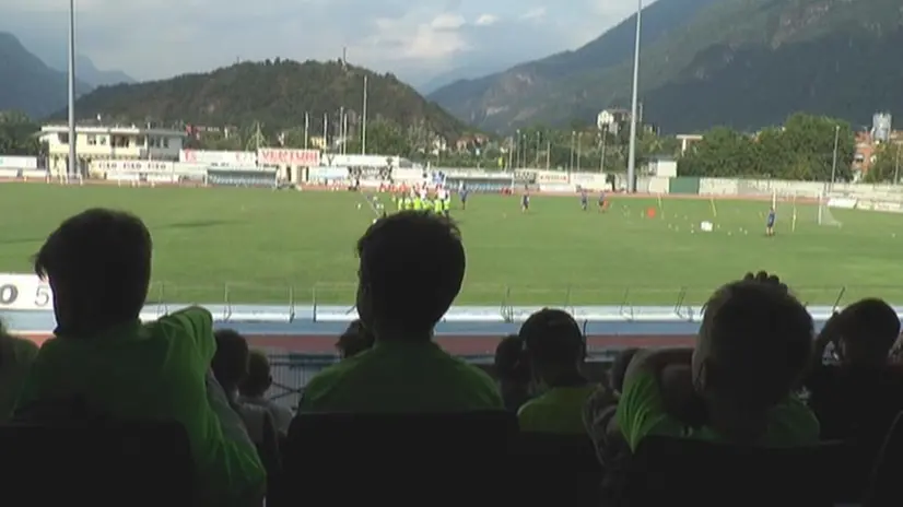 Piccoli tifosi in tribuna a Darfo