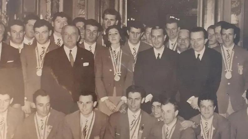 Cavaliere per meriti sportivi Manza accanto al presidente Merzagora. Nella foto anche Moro e Andreotti - © www.giornaledibrescia.it