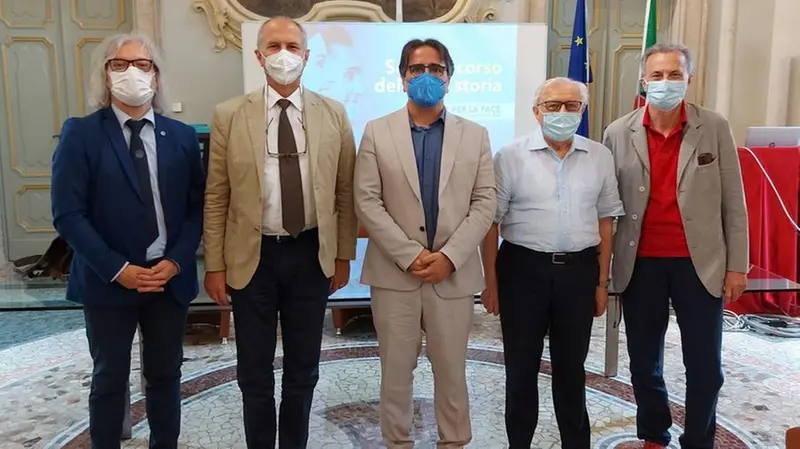 L'incontro tra il rettore Maurizio Tira e i rappresentanti delle realtà che hanno contribuito alla nascita del nuovo corso