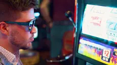 Un giocatore alla slot machine