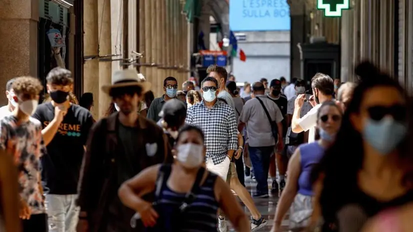Gente per strada a Milano - Foto Ansa/Mourad Balti Touati © www.giornaledibrescia.it
