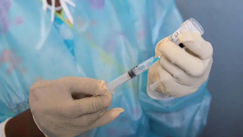 Un'infermiera prepara una dose di vaccino - Foto Ansa/Epa © www.giornaledibrescia.it