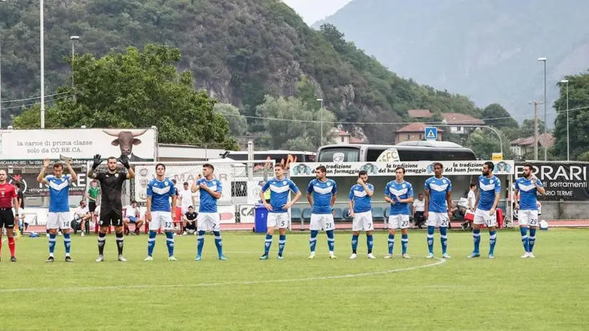 La squadra del Brescia Calcio prima dell'amichevole con il Renate durante il ritiro a Darfo - Foto New Reporter Nicoli © www.giornaledibrescia.it