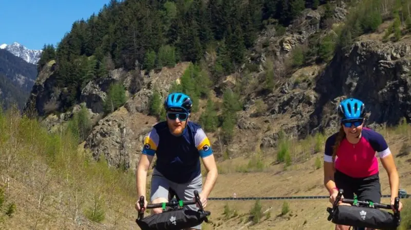 Enrico Maccarini, al centro, in sella verso i laghi di Cancano