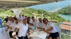 Lo staff del Brescia a pranzo al lago Moro con Pippo Inzaghi - © www.giornaledibrescia.it