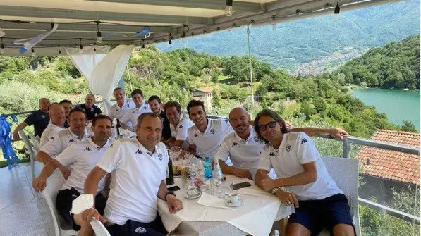 Lo staff del Brescia a pranzo al lago Moro con Pippo Inzaghi - © www.giornaledibrescia.it