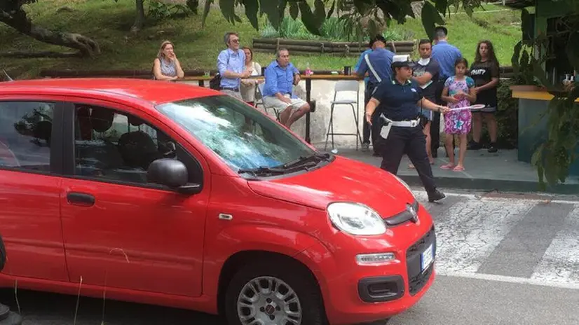 Il luogo dell'investimento a Salò e l'auto coinvolta - © www.giornaledibrescia.it