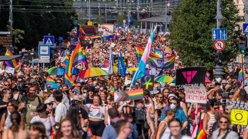 I manifestanti ieri a Budapest contro l’ultima legge discriminatrice emessa dal governo