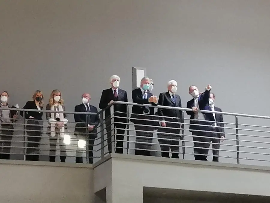 Mattarella visita l'hub vaccinale Brixia Forum affacciandosi dal balcone interno