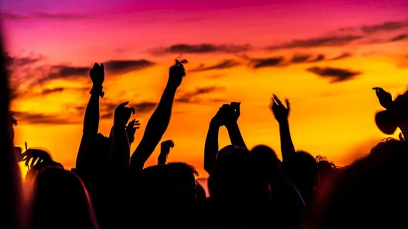 Festa in spiaggia tra giovanissimi (simbolica)