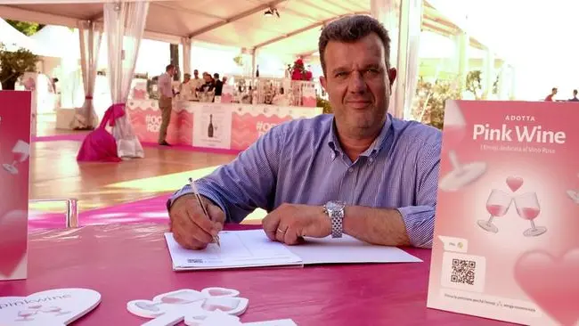 Franco Cristoforetti, presidente del Consorzio di Bardolino, con il disegno per l'emoji Pink Wine - Foto © www.giornaledibrescia.it