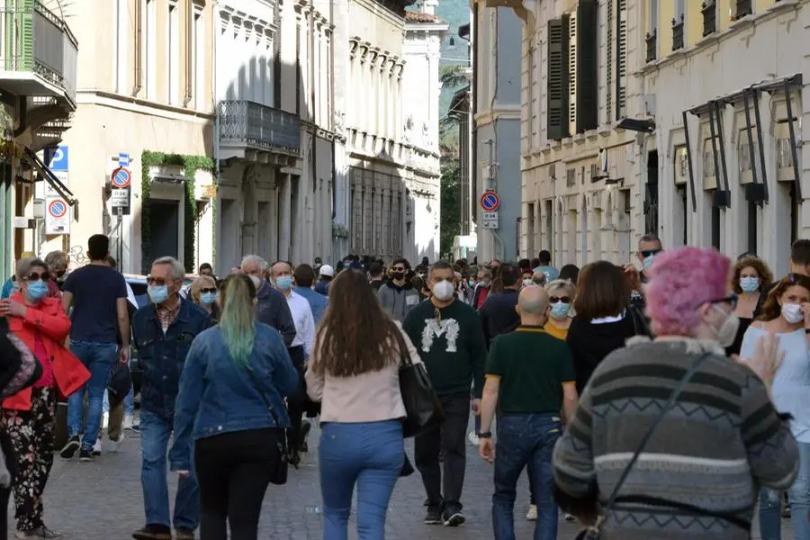 Centro di Brescia affollato di sabato pomeriggio