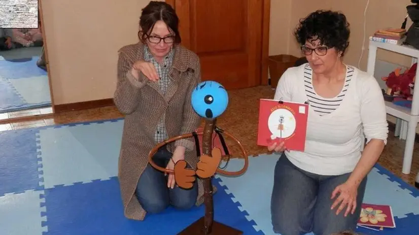 A sinistra Barbara Dall’Osso, autrice di libri di fiabe - © www.giornaledibrescia.it