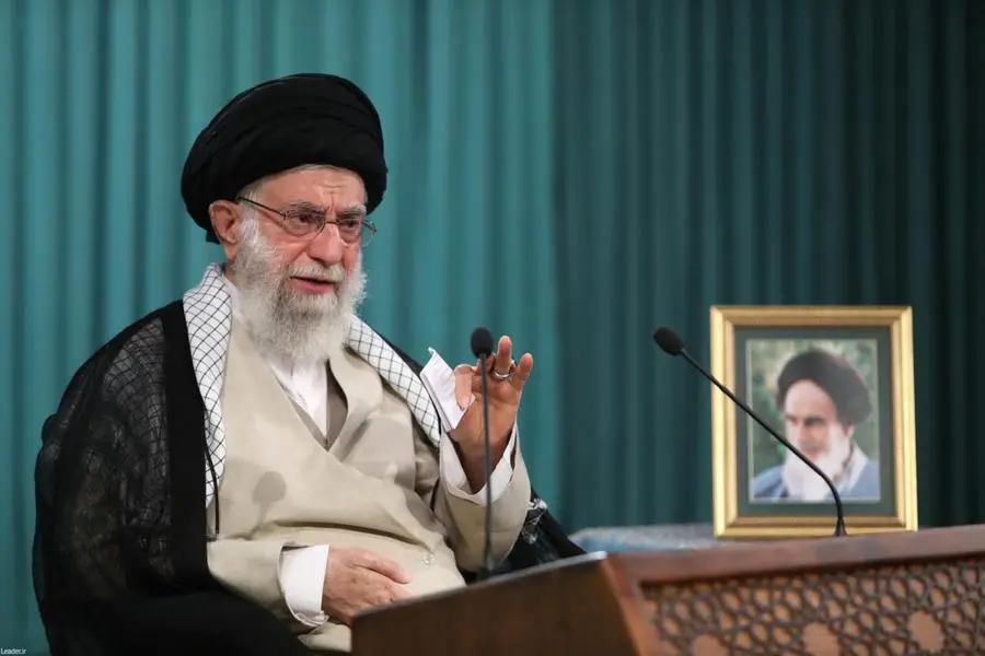 Ebrahim Raisi e la Guida suprema Ali Khamenei