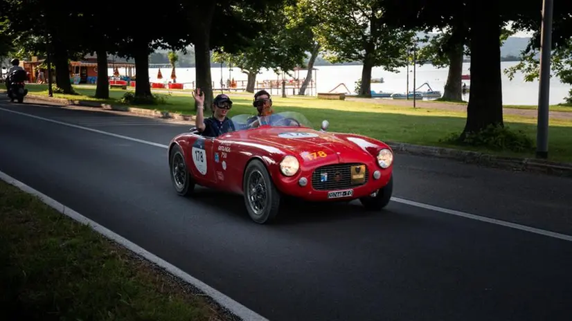 Mille Miglia 2021: il passaggio al lago di Bolsena