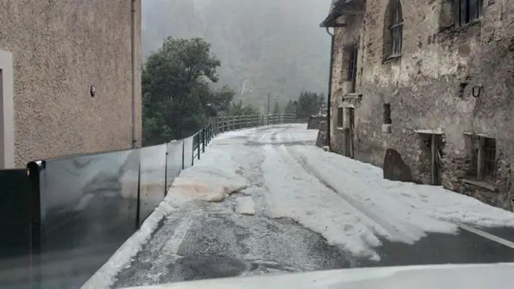 Grandine come neve a Ponte di Legno - © www.giornaledibrescia.it