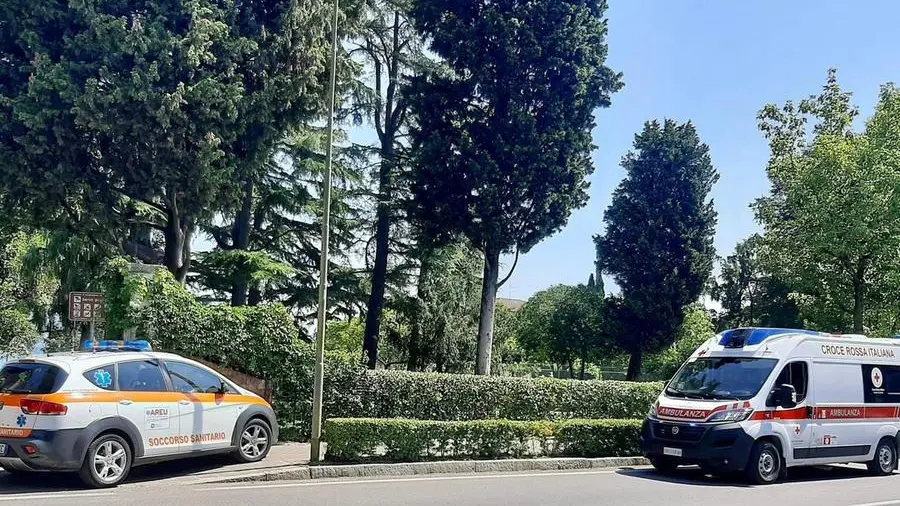 Sul posto sono giunte un’auto medica e un’autoambulanza - © www.giornaledibrescia.it