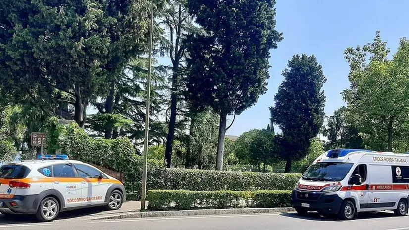 Sul posto sono giunte un’auto medica e un’autoambulanza - © www.giornaledibrescia.it