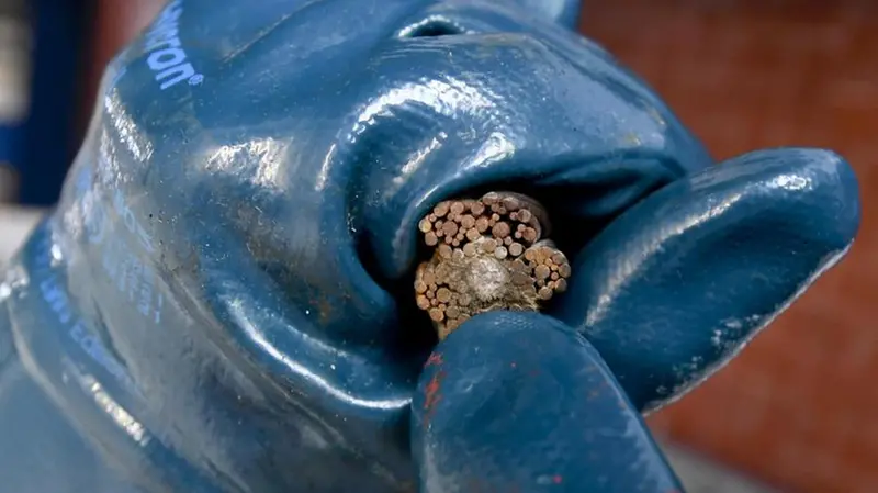 La sezione di un cavo metallico simile a quello che, cedendo, ha causato la morte dei passeggeri
