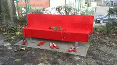 Una panchina rossa, simbolo di solidarietà e protesta contro la violenza di genere - Foto © www.giornaledibrescia.it