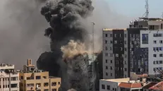 Il crollo dell'edificio nel centro di Gaza