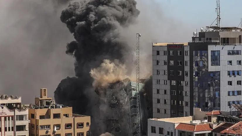Il crollo dell'edificio nel centro di Gaza