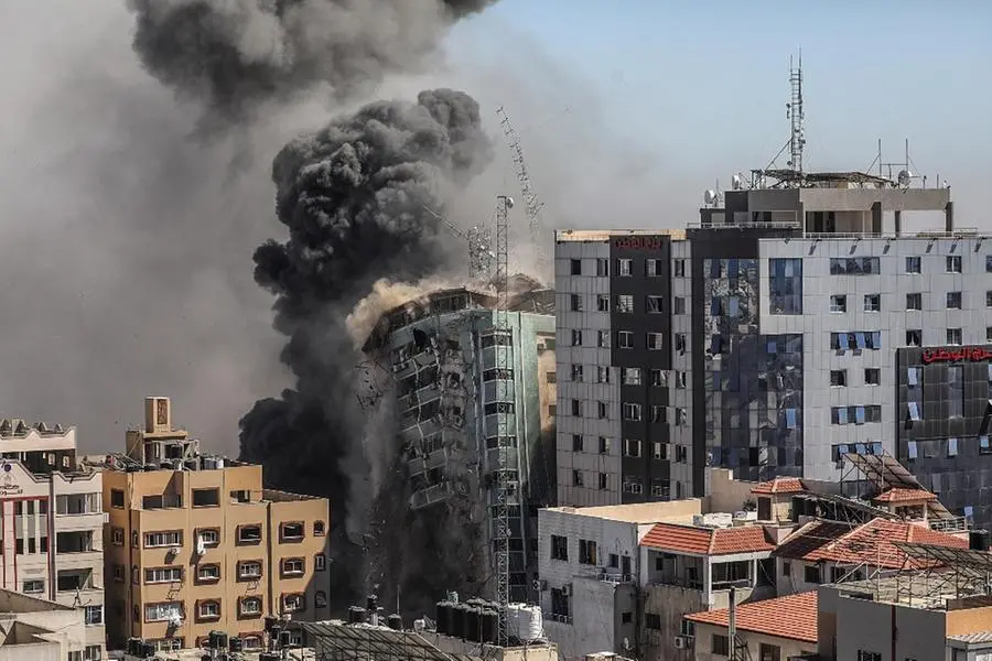 La torre abbattuta a Gaza: era sede di Al Jazeera e altri media -  Foto Ansa/Epa-Mohammed Saber © www.giornaledibrescia.it