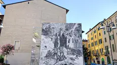 Roberto Radici al lavoro sull'opera in piazza Rovetta