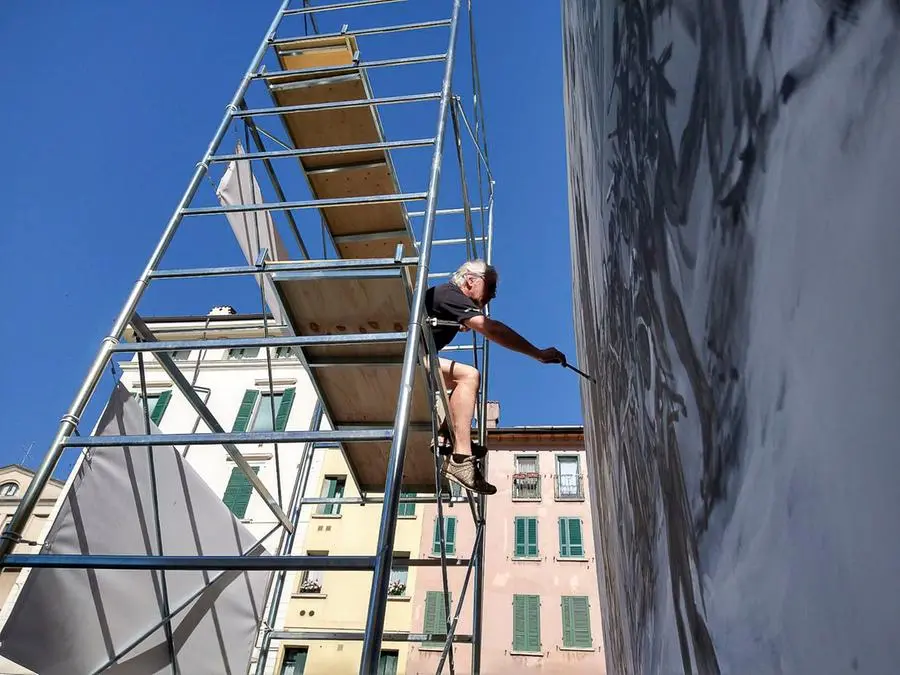 Roberto Radici al lavoro sull'opera in piazza Rovetta