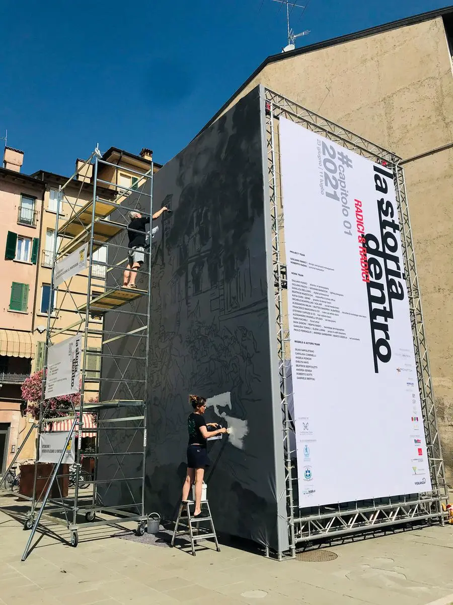 Roberto Radici al lavoro sull'opera in piazza Rovetta
