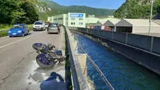 Tamponamento a Vobarno, il motociclista finisce nel canale