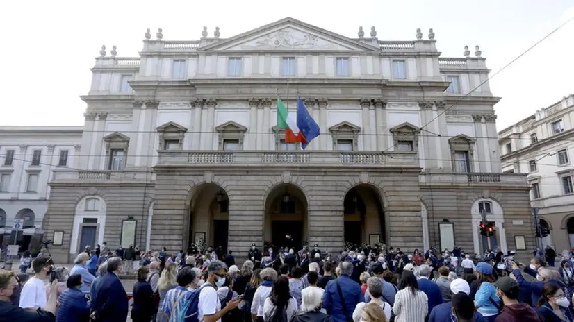 Carla Fracci, lunghe code alla camera ardente