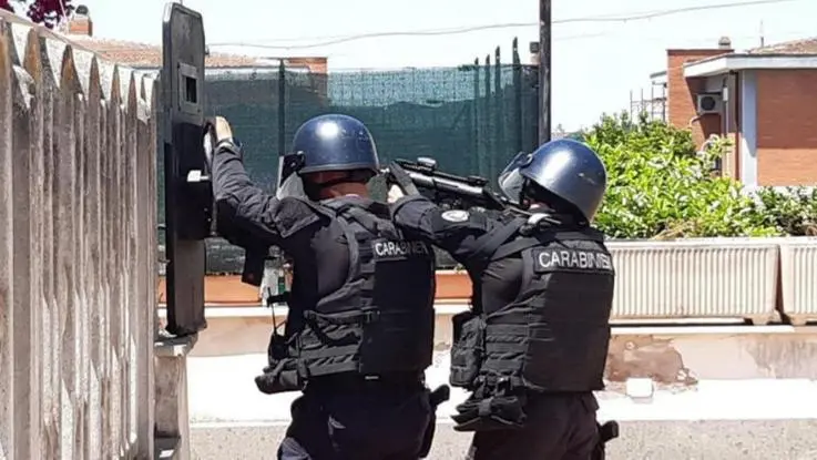 Ardea, dalla strage in strada al blitz: lo sparatore trovato senza vita