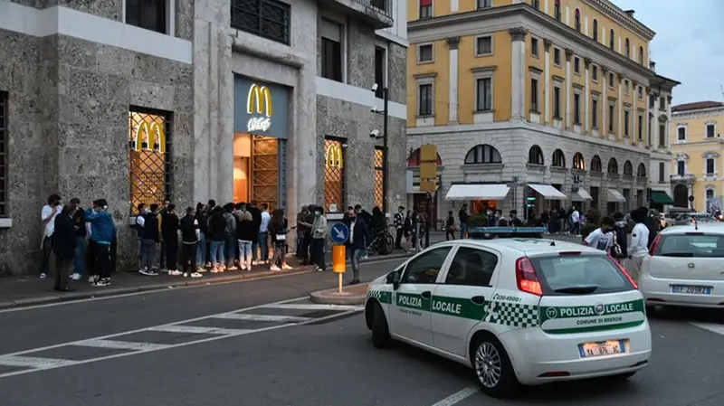 Controlli in piazza Vittoria a Brescia