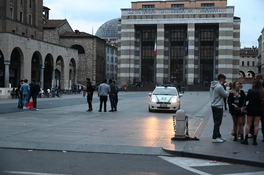 Controlli in piazza Vittoria a Brescia