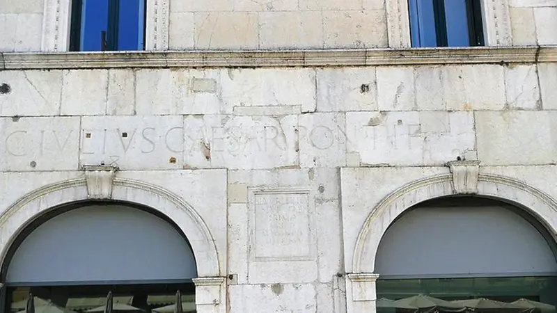 L'epigrafe detta «di Erbusco» sul Lapidarium: lunga oltre 5 metri si riferisce al giovane Augusto e risale al 44 a.C. - © www.giornaledibrescia.it