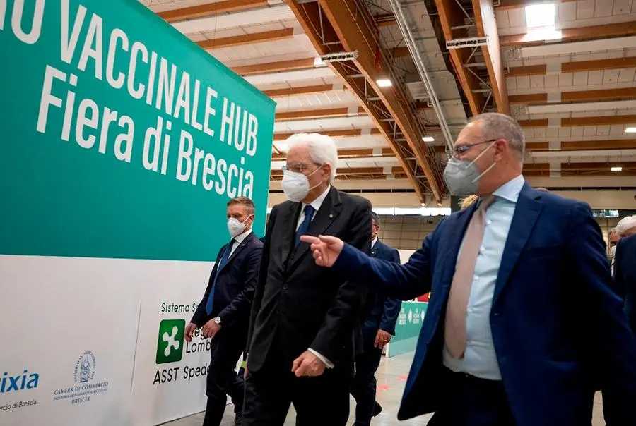 Il Presidente Mattarella in visita all'hub vaccinale Brixia Forum