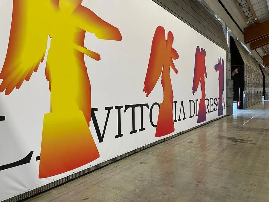 I grandi pannelli della Vittoria Alata decorano l'hub vaccinale
