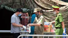 Coronavirus, viveri consegnati a pazienti in quarantena in Vietnam