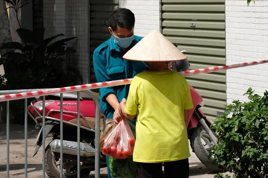 Coronavirus, viveri consegnati a pazienti in quarantena in Vietnam