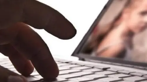 La mano di un uomo al computer - Foto © www.giornaledibrescia.it