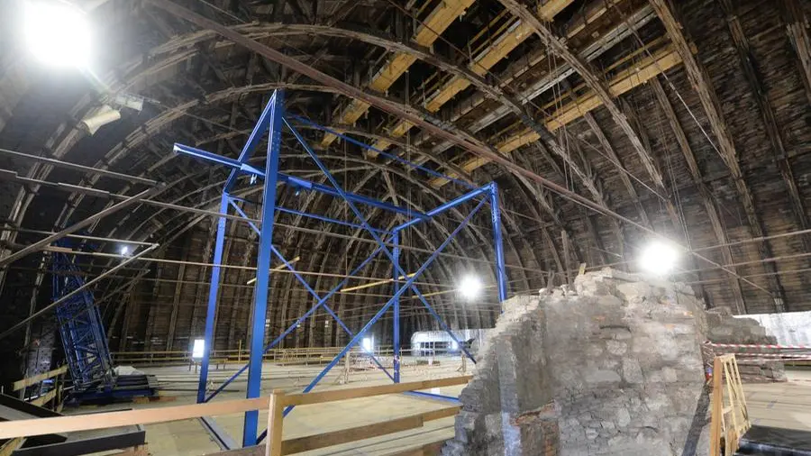 Arconi di legno e copertura di piombo: il tetto della Loggia visto da vicino