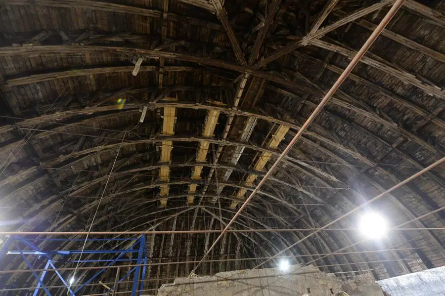 Arconi di legno e copertura di piombo: il tetto della Loggia visto da vicino