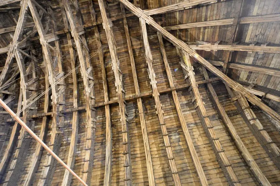 Arconi di legno e copertura di piombo: il tetto della Loggia visto da vicino