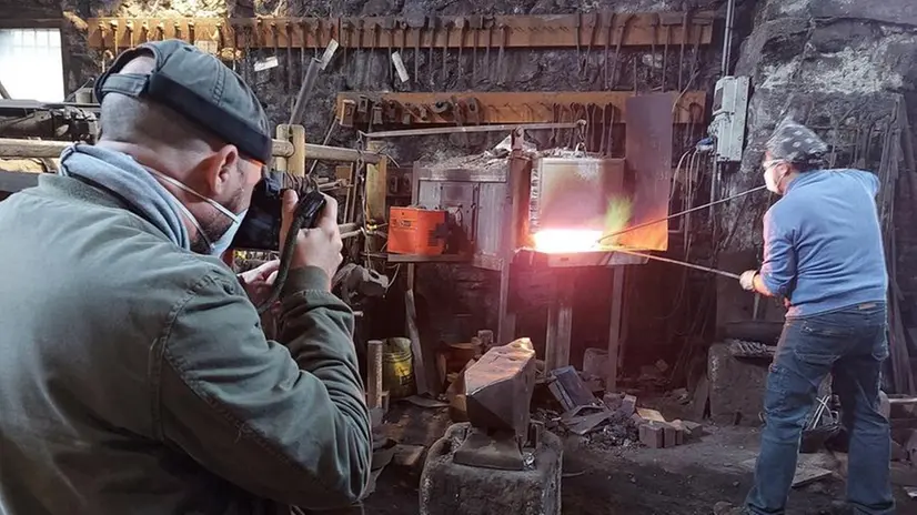 Il fotoreporter Andrea Frazzetta in fucina su incarico di National Geographic Traveler - Foto cortesemente concessa da Visit Brescia