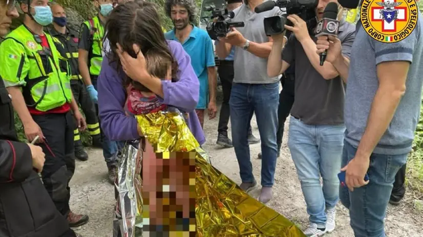 Mugello, la gioia dei soccorritori dopo il ritrovamento del bimbo scomparso