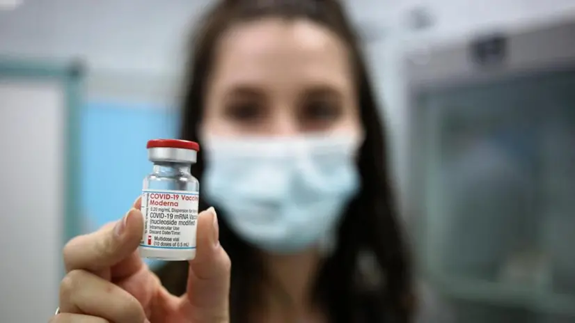Un'infermiera mostra un flacone di vaccino anti-Covid Moderna - Foto Epa © www.giornaledibrescia.it