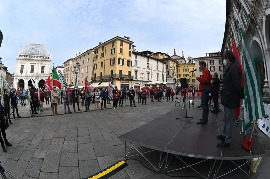 Primo Maggio, Festa dei Lavoratori in presenza: i sindacati in piazza Loggia